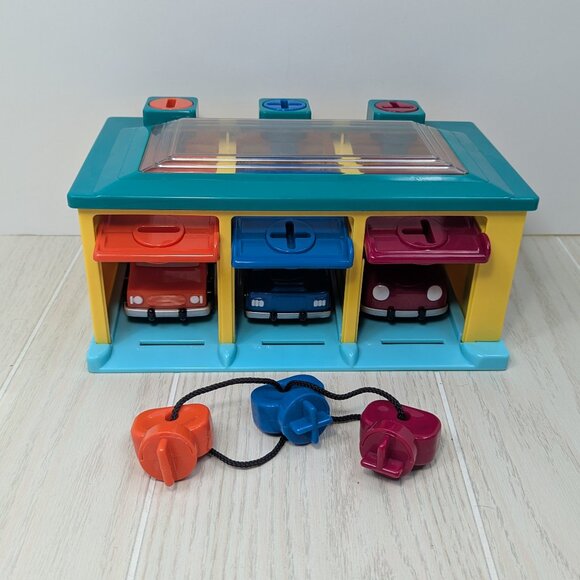 Battat 3 car toy garage w/ cars truck keys playset - Picture 2 of 8